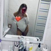 blonde_in_top