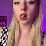 chloe_levine